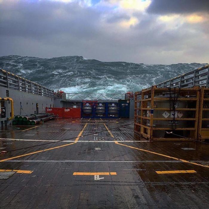 Шторм на Северном море выглядит устрашающе