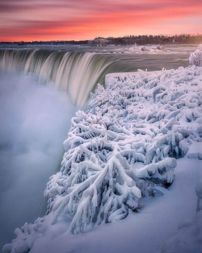 Ниагарский водопад замерз